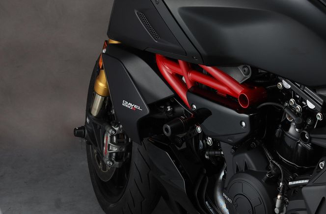 【AELLA】DUCATI ディアベル｜フレームスライダー (Diavel1260) AE-68127［ 京都 バイク カスタム パーツ 人気 おすすめ ツーリング ライダー バイカー メーカー ギア ドゥカティ お取り寄せ 通販 ふるさと納税 ］ 261009_A-US033