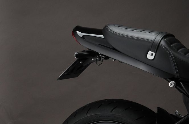 【AELLA】Kawasaki Z900RS｜ショートナンバープレートホルダー  AE-74025 ［ 京都 バイク カスタム パーツ 人気 おすすめ ツーリング ライダー バイカー メーカー ギア カワサキ お取り寄せ 通販 ふるさと納税 ］ 261009_A-US041