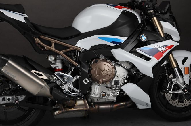 【AELLA】BMW S1000RR｜フレームスライダー(S1000R ’21～) AE-68141 【カラー：レッド】［ 京都 バイク カスタム パーツ 人気 おすすめ ツーリング ライダー バイカー メーカー ギア BMW お取り寄せ 通販 ふるさと納税 ］ 261009_A-US049VC01