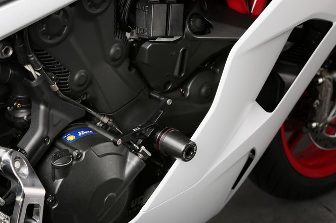 【AELLA】DUCATI スーパースポーツ｜エンジンスライダー  (SuperSport939 ～’18)  AE-68119 ［ 京都 バイク カスタム パーツ 人気 おすすめ ツーリング ライダー バイカー メーカー ギア ドゥカティ お取り寄せ 通販 ふるさと納税 ］ 261009_A-US054