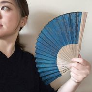 【京都花こまち】京都伝統技法「京絞りローケツ染め」扇子 「緑の風」 261009_A-VA003