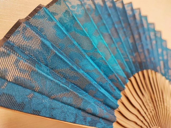 【京都花こまち】京都伝統技法「京絞りローケツ染め」扇子 「緑の風」 261009_A-VA003