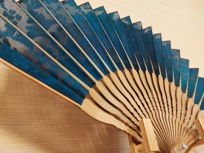 【京都花こまち】京都伝統技法「京絞りローケツ染め」扇子 「緑の風」 261009_A-VA003