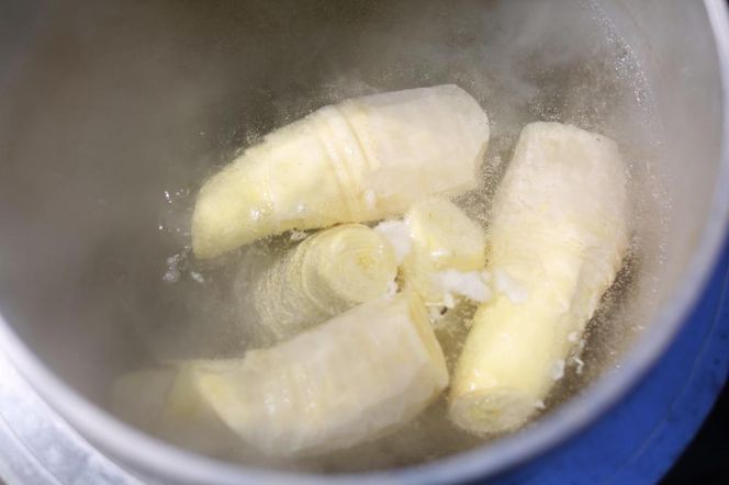 予約受付【筍農家】京都産 朝堀り 湯がき たけのこ優秀品1KG(3-5本)皮なし [ 京都 筍専門店 たけのこ 朝掘り直送 新鮮 人気 おすすめ おいしい タケノコ 季節限定 お取り寄せ 通販 送料無料 ふるさと納税 ] 261009_B-MF07