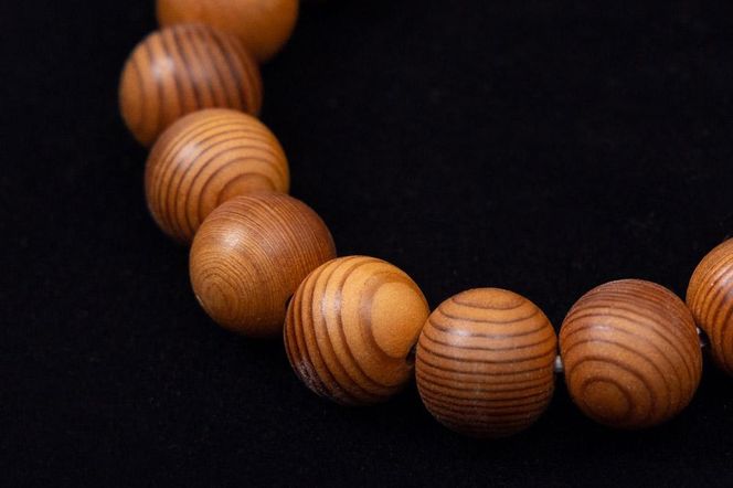 【意匠京念珠板倉】特選念珠ブレスレット腕輪 屋久杉 12mm玉 桐箱&証明書付（京都府伝統産業優秀技術継承） 261009_B-VJ01