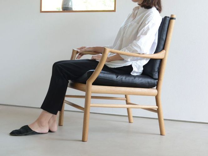 【HOFF&Co.】リビングチェア［183H04］リビング チェア 椅子 一人掛け 本革クッション ナラ無垢材 インテリア 木製 家具 雑貨 日用品 おしゃれ ゆったり 工房 Furniture ものづくり お取り寄せ