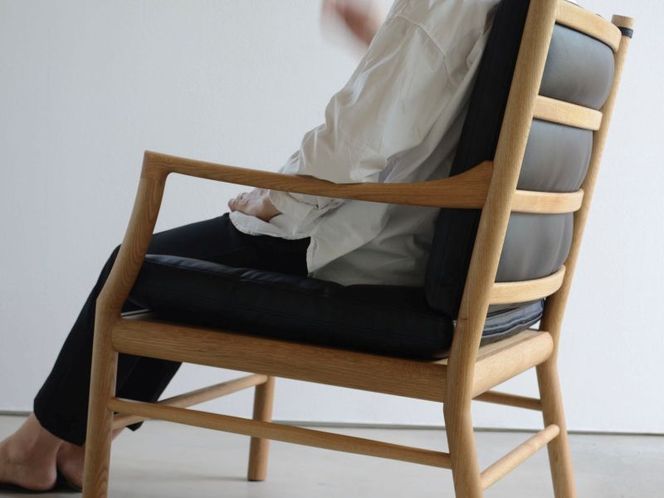 【HOFF&Co.】リビングチェア［183H04］リビング チェア 椅子 一人掛け 本革クッション ナラ無垢材 インテリア 木製 家具 雑貨 日用品 おしゃれ ゆったり 工房 Furniture ものづくり お取り寄せ