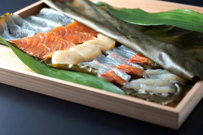 【下鴨茶寮】北海道産真昆布で〆た5種のお刺身「漁味」2人前 | 鯛 サーモン 平目 海老 帆立 の昆布〆を特製黄味づけとお野菜を付け合わせにしてお料理仕立てでお届けします。 261009_B-BS77