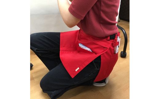 ギャルソンエプロン 日本製 Ｍサイズ color：レッド【ギャルソン　エプロン　日本製　Mサイズ　レッド　ポケット　ポリエステル　速乾　静電加工　お尻まですっぽり覆うデザイン 大阪府 門真市 】 272230_BC002VC05