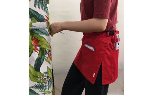 ギャルソンエプロン 日本製 Ｌサイズ color：レッド【ギャルソン　エプロン　日本製　Lサイズ　レッド　お尻まで覆うデザイン　ポケット　ポリエステル　速乾　静電加工　 大阪府 門真市 】 272230_BC002VC09