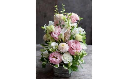 お供えフラワーアレンジメント（洋風）【お供え　フラワー　アレンジメント　メッセージ　彼岸　命日　枕花　お悔み　仏事　法事　ギフト対応商品　ラッピング、カード　BOX付 大阪府 門真市 】 272230_BG005