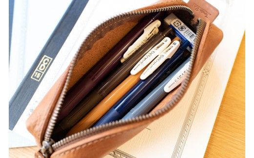 革の四角いペンケース（ブラック） 革 レザー【ペン10本収納可能 文房具 モストロレザー アンティーク調色味 お中元 お歳暮 父の日 母の日 ギフト用 エイジング 植物タンニンなめし ファッション小物 大阪府 門真市 】 272230_AY008VC02