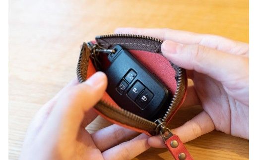 革のラビットキーケース（Mサイズ・イエロー） 革 レザー【うさぎがモチーフ 回転式金具 ンパクトなサイズ 芯通し染色 毛羽立ち加工 エイジング 金具アンティーク調色味 お中元 お歳暮 父の日 母の日 大阪府 門真市 】 272230_AY010VC01
