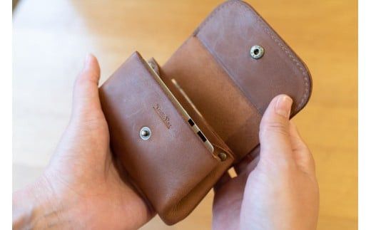 革ボタンのミニ財布・小銭入れ（ブラック）【ボタン二つ穴デザイン コンパクトサイズ モストロレザー使用 エイジング 布で乾拭き ファッション小物 お中元 お歳暮 父の日 母の日 ギフト用 大阪府 門真市 】 272230_AY011VC02