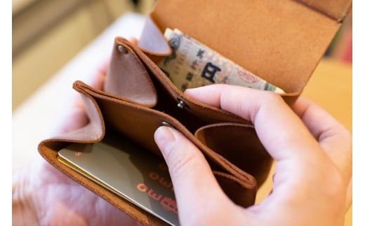 革ボタンのミニ財布・小銭入れ（ブラック）【ボタン二つ穴デザイン コンパクトサイズ モストロレザー使用 エイジング 布で乾拭き ファッション小物 お中元 お歳暮 父の日 母の日 ギフト用 大阪府 門真市 】 272230_AY011VC02