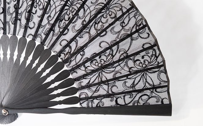 【伊と幸】《白生地の老舗が贈る》染め透扇子(糸菊尽くし/黒)［ 京都 老舗 京扇子 人気 おすすめ 刺繍 和装 着物 絹 ギフト お取り寄せ 通販 送料無料 ふるさと納税 ］ 261009_B-AZ36