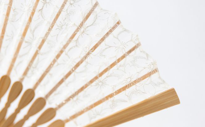 【伊と幸】《白生地の老舗が贈る》透扇子(桜重ね/銀)［ 京都 老舗 京扇子 人気 おすすめ 刺繍 和装 着物 絹 ギフト お取り寄せ 通販 送料無料 ふるさと納税 ］ 261009_B-AZ37