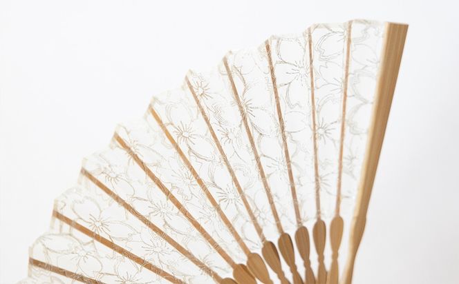 【伊と幸】《白生地の老舗が贈る》透扇子(桜重ね/銀)［ 京都 老舗 京扇子 人気 おすすめ 刺繍 和装 着物 絹 ギフト お取り寄せ 通販 送料無料 ふるさと納税 ］ 261009_B-AZ37