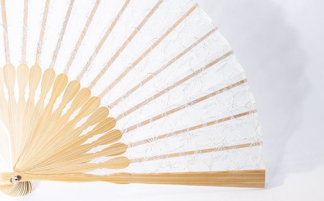 【伊と幸】《白生地の老舗が贈る》透扇子(桜重ね/銀)［ 京都 老舗 京扇子 人気 おすすめ 刺繍 和装 着物 絹 ギフト お取り寄せ 通販 送料無料 ふるさと納税 ］ 261009_B-AZ37