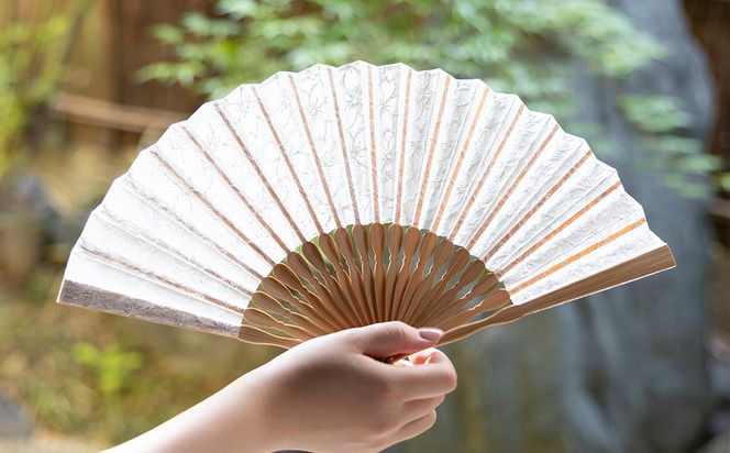 【伊と幸】《白生地の老舗が贈る》透扇子(桜重ね/銀)［ 京都 老舗 京扇子 人気 おすすめ 刺繍 和装 着物 絹 ギフト お取り寄せ 通販 送料無料 ふるさと納税 ］ 261009_B-AZ37