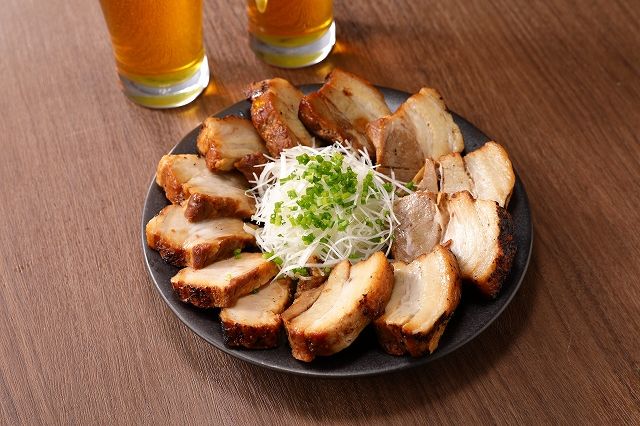 【ブロック塊】【特製】とろ旨炙り焼豚　三河豆味噌仕立て 総重量1.4kg（3～5本入り）チャーシュー 焼き豚 おつまみ おにぎりの具 ボリューム 肉 豚肉 ブタ肉 豚バラ 晩酌 お弁当 おかず 丼 チャーハン たれ 醤油 欲張り ご飯のお供 時短料理 　H166-024
