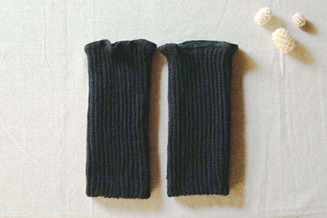 【吉田町のセラミック炭】絹と炭のあたたかサポーター 手首用 1組 ブラック [アスカム 【kinokoto】 静岡県 吉田町 22424130] アームウォーマー 手首ウォーマー ハンドウォーマー 絹 炭 温か 無地 冷え対策 洗濯可