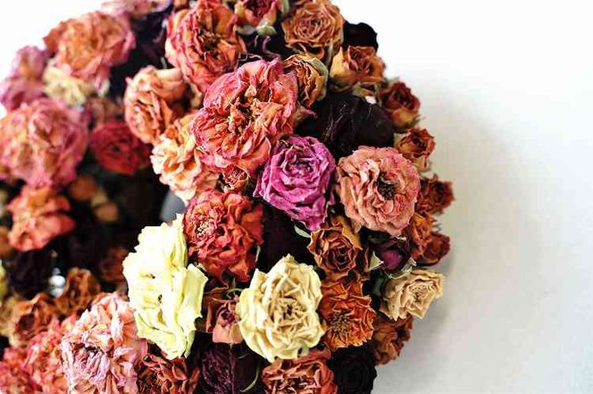 【地産地消】バラづくしの華やぎドライフラワーリース 4色以上のバラを使用 壁掛け可能 インテリア プレゼント H092-060