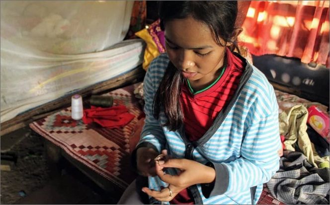 京丹後の絹糸イヤリング【カンボジアの女性たちに雇用の機会を!!】 京丹後の絹糸を使ってカンボジアの女性達が作ったイヤリング