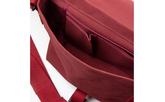 「琉球帆布」アートメッセンジャー / ブーゲンビリア - 帆布 赤 レッド 使いやすい バッグ 鞄 かばん 斜め掛け 人気 アーティスト イラストレーター Pokke104 池城由紀乃 おしゃれ ファッション ポイント 手づくり ハンドメイド 琉球帆布 手仕事 伝統技術 沖縄県 八重瀬町【価格改定】