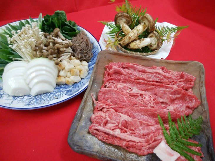 期間・数量限定 亀岡牛上ロースすき焼きと特上松茸セット2〜3人前(焼松茸用柚子しょうゆ付)[丹波四季菜料理 宮本屋]|牛肉 ブランド牛 松茸 特上松茸 ※配送不可地域あり ※2025年9月頃より順次発送