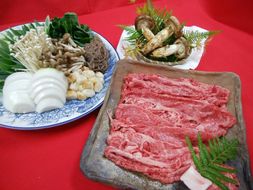 期間・数量限定 亀岡牛上ロースすき焼きと特上松茸セット2～3人前（焼松茸用柚子しょうゆ付）＜丹波四季菜料理 宮本屋＞｜牛肉 ブランド牛 松茸 特上松茸　※配送不可地域あり　※2025年9月頃より順次発送