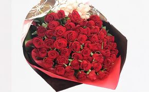 真紅のバラ60本【真紅　バラ　きらびやか　花束　情熱的　豪華　特別　思い出に残る　贈り物　ボリューム　存在感　真っ赤　還暦のお祝い　彼女　プレゼント 大阪府 門真市 】 272230_BG006