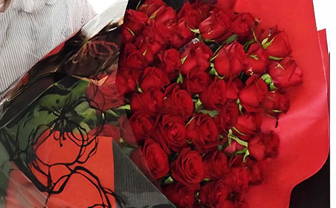 真紅のバラ60本【真紅　バラ　きらびやか　花束　情熱的　豪華　特別　思い出に残る　贈り物　ボリューム　存在感　真っ赤　還暦のお祝い　彼女　プレゼント 大阪府 門真市 】 272230_BG006