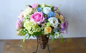 フラワーアレンジメント　淡色基調【お誕生日】【プレゼント】【記念日】【ご結婚お祝い】【お土産】大切な方への【贈り物】に【 大阪府 門真市 】 272230_BG018VC04