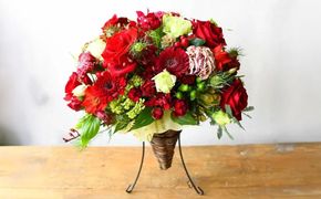 フラワーアレンジメント　赤基調【お誕生日】【プレゼント】【記念日】【ご結婚お祝い】【お土産】大切な方への【贈り物】に【 大阪府 門真市 】 272230_BG018VC05