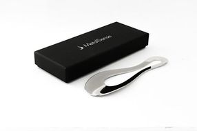 板金加工会社が製作する靴べら「メタルセンス　葉っぱA」 141305_EC07