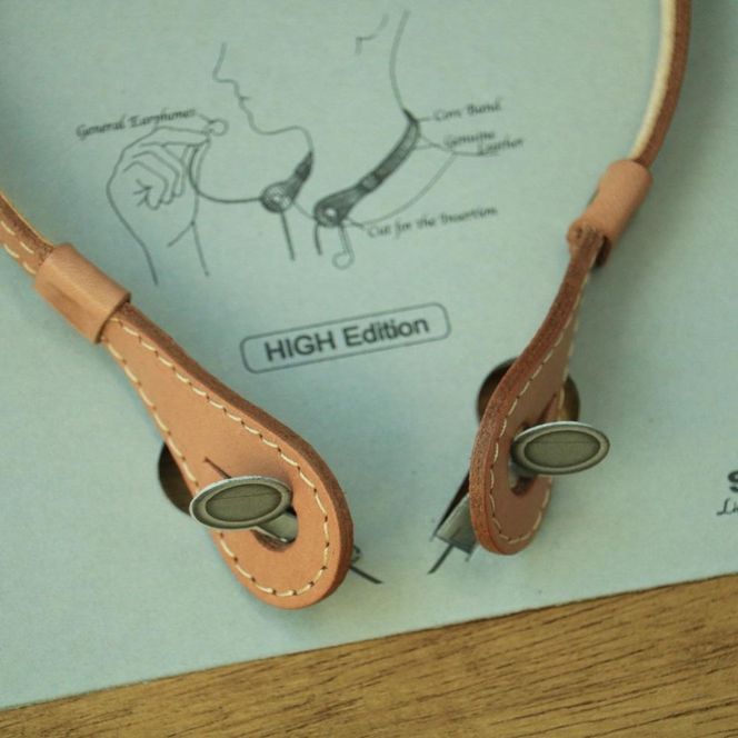 SKLO イヤホンネックホルダー iHooc　Lサイズ【Camel × 裏地 Navy】 141305_EL08VC01