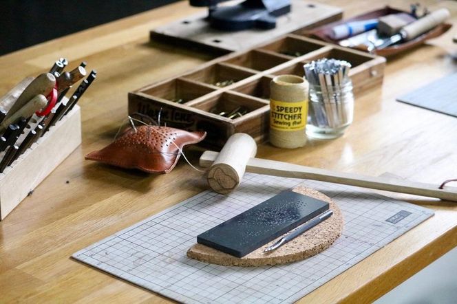 タンニン鞣し革でつくる スマートホンポーチ製作体験 (縫製体験）2人(２個） 141305_EL09