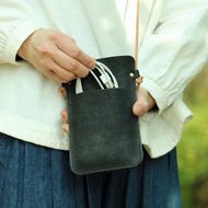 SKLO 肩掛けシンプルスマートフォンポーチ　Black 141305_EL16VC04