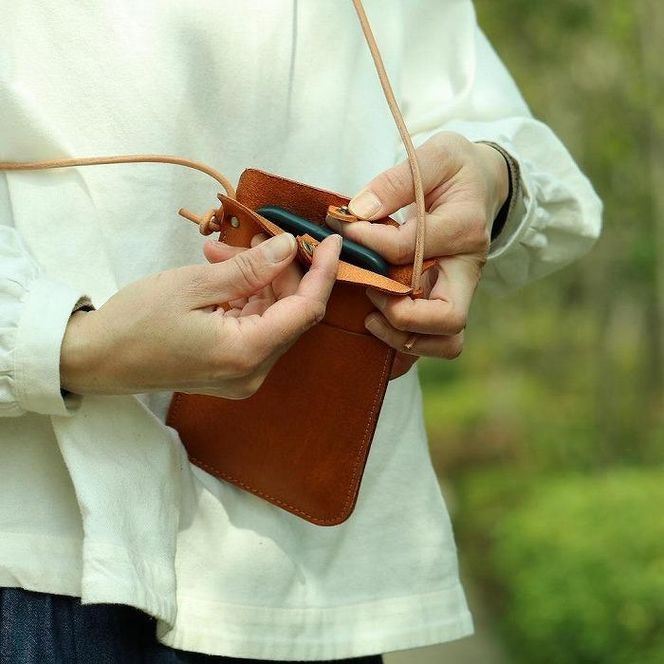 SKLO 肩掛けシンプルスマートフォンポーチ　Black 141305_EL16VC04