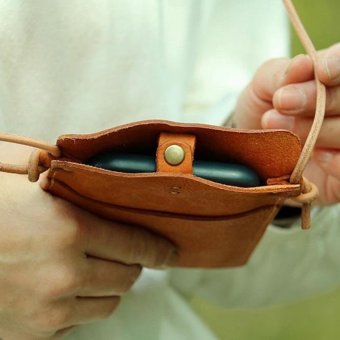 SKLO 肩掛けシンプルスマートフォンポーチ　Black 141305_EL16VC04