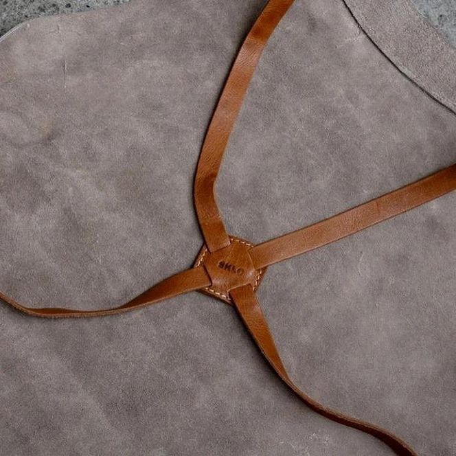 SKLO 一枚革の良さ、強さも生かす焚火エプロン（肩紐：革）　Mustard Yellow（マスタードイエロー） 141305_EL18VC02