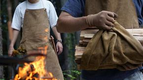 SKLO 一枚革の良さ、強さも生かす焚火エプロン（肩紐：革）　Stone Gray（ストーングレー） 141305_EL18VC03