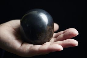 鉄彫刻家　飯田誠二作品　鉄本来の音を楽しむ楽器「Sei」（黒錆色タイプ） 141305_GW002