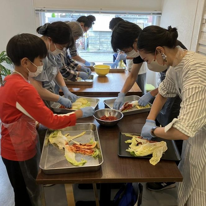 (団体貸切プラン10名様利用) 川崎名物キムチ専門店『おつけもの慶』工場見学およびキムチづくりと特別なランチ体験クーポンおよび川崎名品お土産セット付(10名様分) 141305_JV10