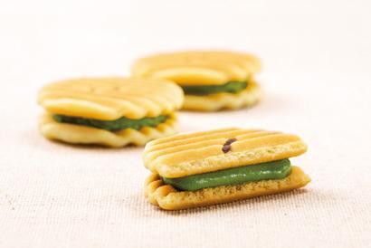 ＜定期便・年4回＞ 【鼓月】姫千寿せんべい二段箱（シュガークリーム・有機抹茶）各12枚入　［ 京都 老舗 和菓子 変わらぬ魅力 新たなおいしさ 定番 ロングセラー 人気 おすすめ お取り寄せ ギフト プレゼント 贈答用 お菓子 スイーツ ］ 261009_B-FK77