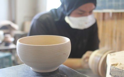 スリ漆ケヤキ尺三寸木鉢【尺三寸木鉢 ケヤキ材 直径38.5cm×11.5cm 日本のケヤキ 手作り 工芸品 透漆塗り 国産天然木 おしゃれ プレゼント 記念 お祝い コネ鉢  そば 神奈川県 小田原市 】 142069_AR023