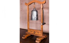 砂張 天女鐘（掛台付き）【小田原鋳物 砂張 天女鐘 工芸品 伝統工芸 銅合金 長い余韻 楽しめる余韻 伝統の技 贈り物 贈答品 記念 鋳物 鐘 木製品 プレゼント 神奈川県 小田原市 】 142069_AS009