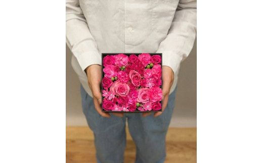 季節のお花でボックスアレンジメント（16cm×16cm）【 神奈川県 小田原市 】 142069_BN035
