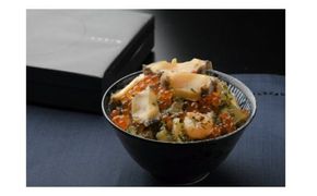 魚商　小田原六左衛門の海恵紅白310g　いくら　あわび　あおりいか　ほたて　あかもく　甘エビ　数の子【家庭用 自宅用 贈答品 贈答用 ギフト ビール お取り寄せ 御中元 お中元 お歳暮 父の日 母の日 贈り物 日本酒 焼酎 神奈川県 小田原市 】 142069_CA005